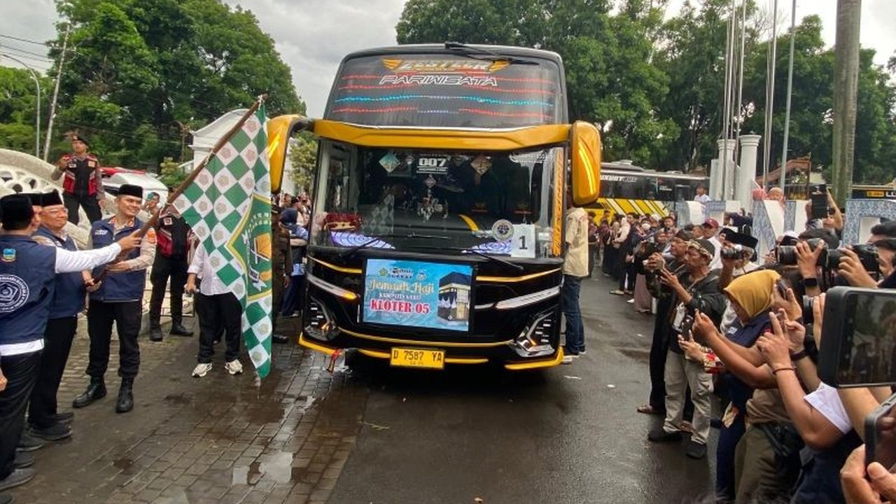 Sebanyak 442 calon haji dari Garut, Jawa Barat, telah diberangkatkan dalam gelombang pertama menuju Embarkasi Bekasi untuk selanjutnya terbang ke Makkah.
