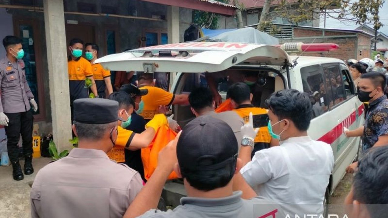 Polisi di Rejang Lebong memburu suami korban yang diduga sebagai pelaku pembunuhan terhadap seorang ibu dan anak perempuannya yang ditemukan tewas dengan luka di rumah kontrakan mereka.