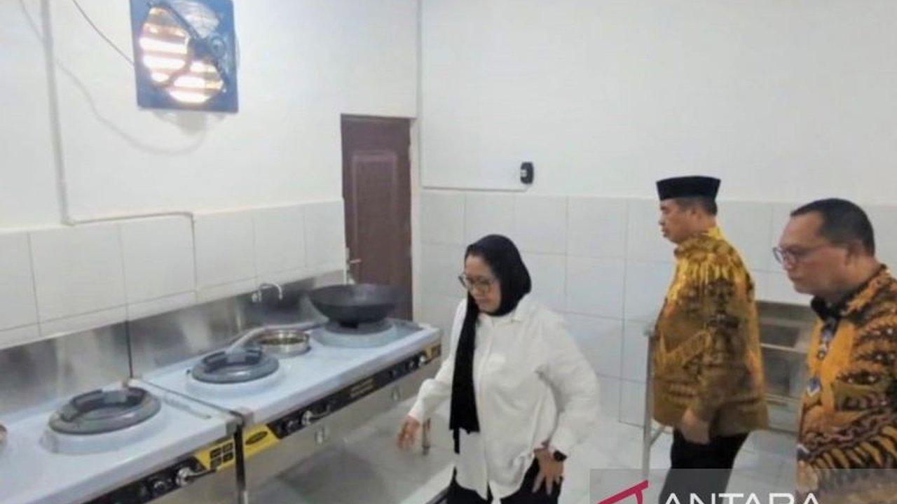Badan Gizi Nasional (BGN) luncurkan dapur sehat di Madiun untuk program Makan Bergizi Gratis (MBG), siap produksi ribuan porsi makanan bergizi dan ciptakan lapangan kerja.