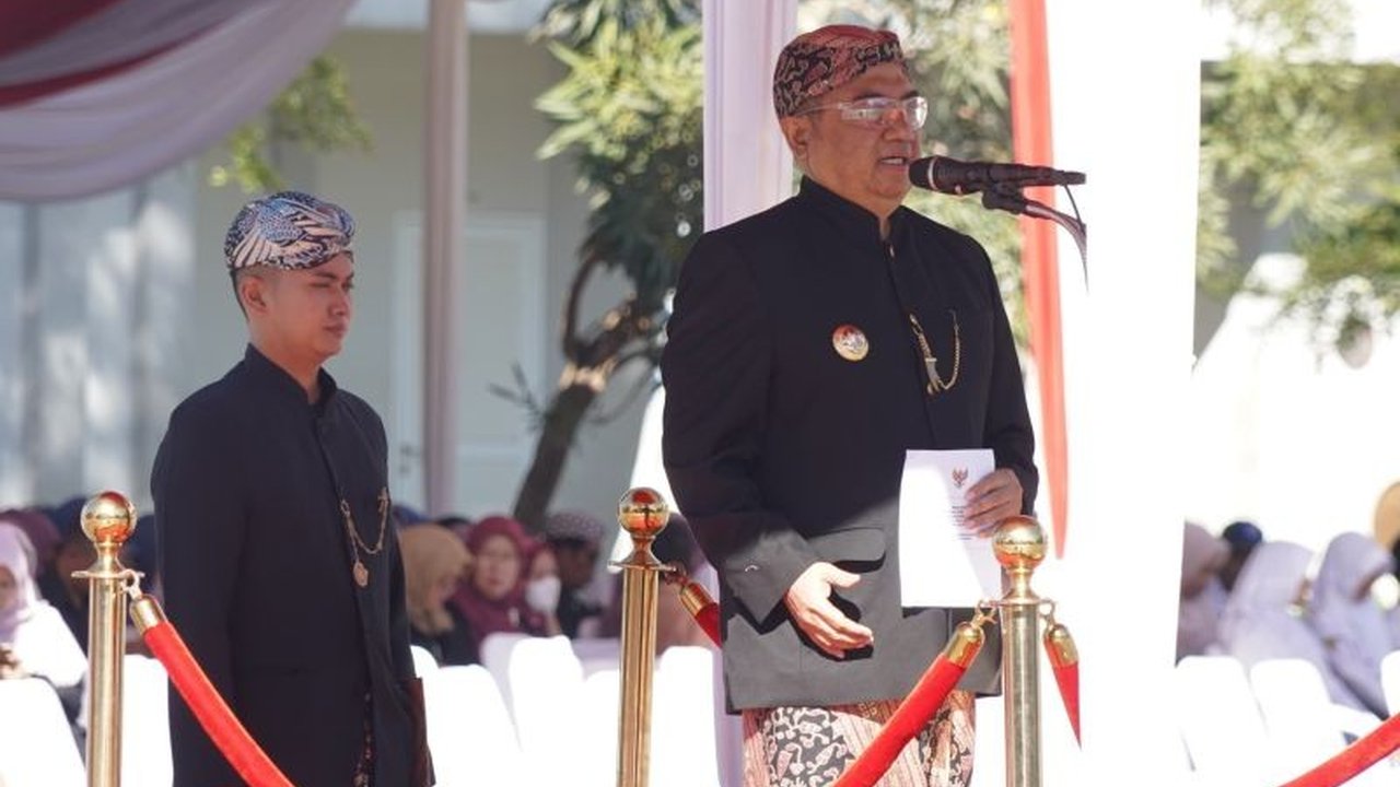 Bupati Garut, Abdusy Syakur Amin, fokus pada peningkatan aksesibilitas pendidikan di Kabupaten Garut, terutama untuk jenjang SMP, guna memastikan pendidikan berkualitas terjangkau semua kalangan.