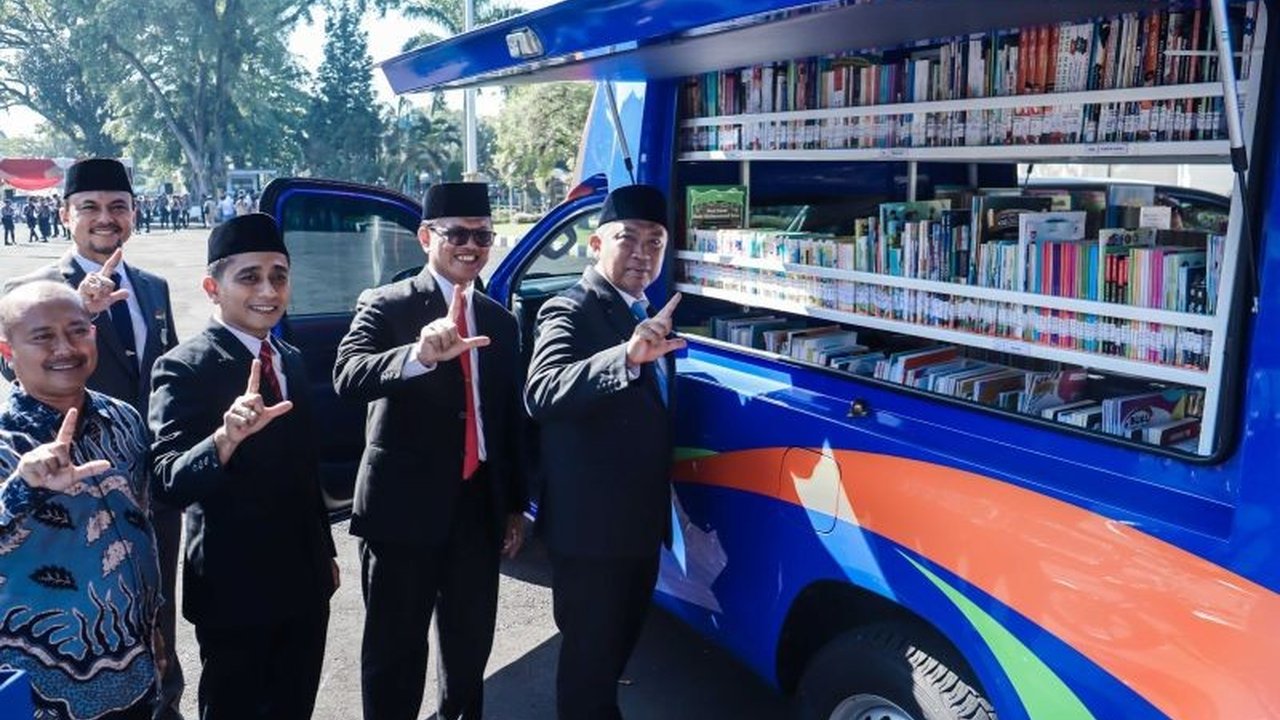 Perpustakaan Nasional (Perpusnas) RI berikan bantuan mobil dan motor perpustakaan keliling serta empat Kotak Literasi Cerdas (Kolecer) untuk tingkatkan minat baca di Ciamis, Jawa Barat.