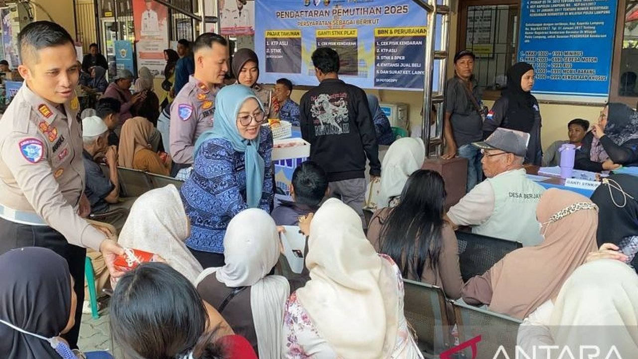 Ribuan warga Lampung Selatan antusias memanfaatkan program pemutihan pajak kendaraan bermotor yang memberikan keringanan denda, terlihat dari ramainya kantor Samsat sejak hari pertama.
