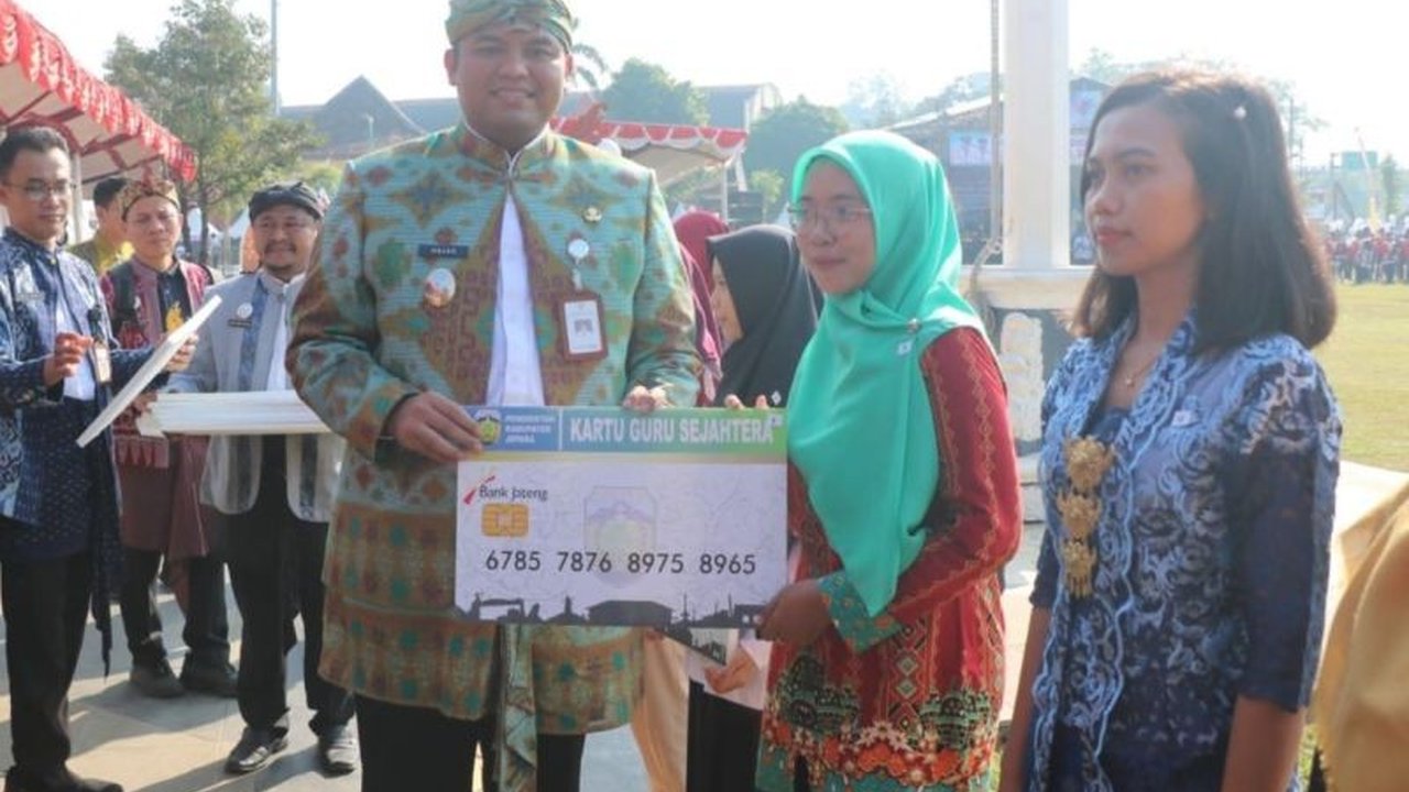 Pemerintah Kabupaten Jepara meluncurkan Kartu Guru Sejahtera dan Kartu Sarjana Jepara untuk meningkatkan kualitas pendidikan di daerah, memberikan bantuan nyata bagi guru dan mahasiswa berprestasi.