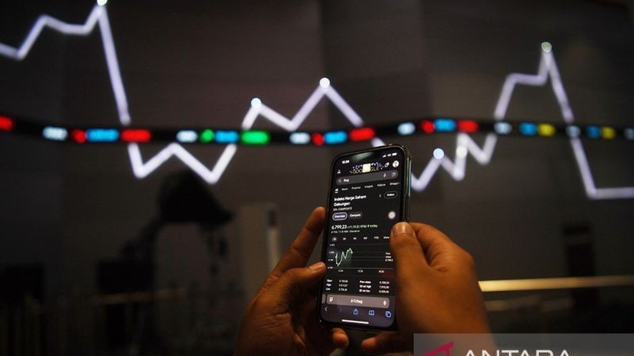 Ekonom Wijayanto Samirin menyarankan pemerintah untuk menguatkan pasar modal guna meningkatkan efisiensi sektor keuangan Indonesia dan menekan suku bunga perbankan yang tinggi.