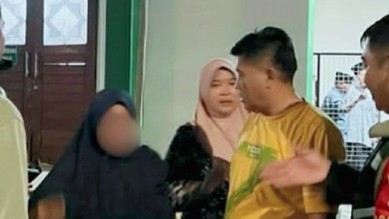Seorang perempuan copet berhasil diamankan Satpol PP Karawang saat beraksi di tengah kerumunan pelepasan jamaah haji kloter 3 di Islamic Center Karawang, Jumat.