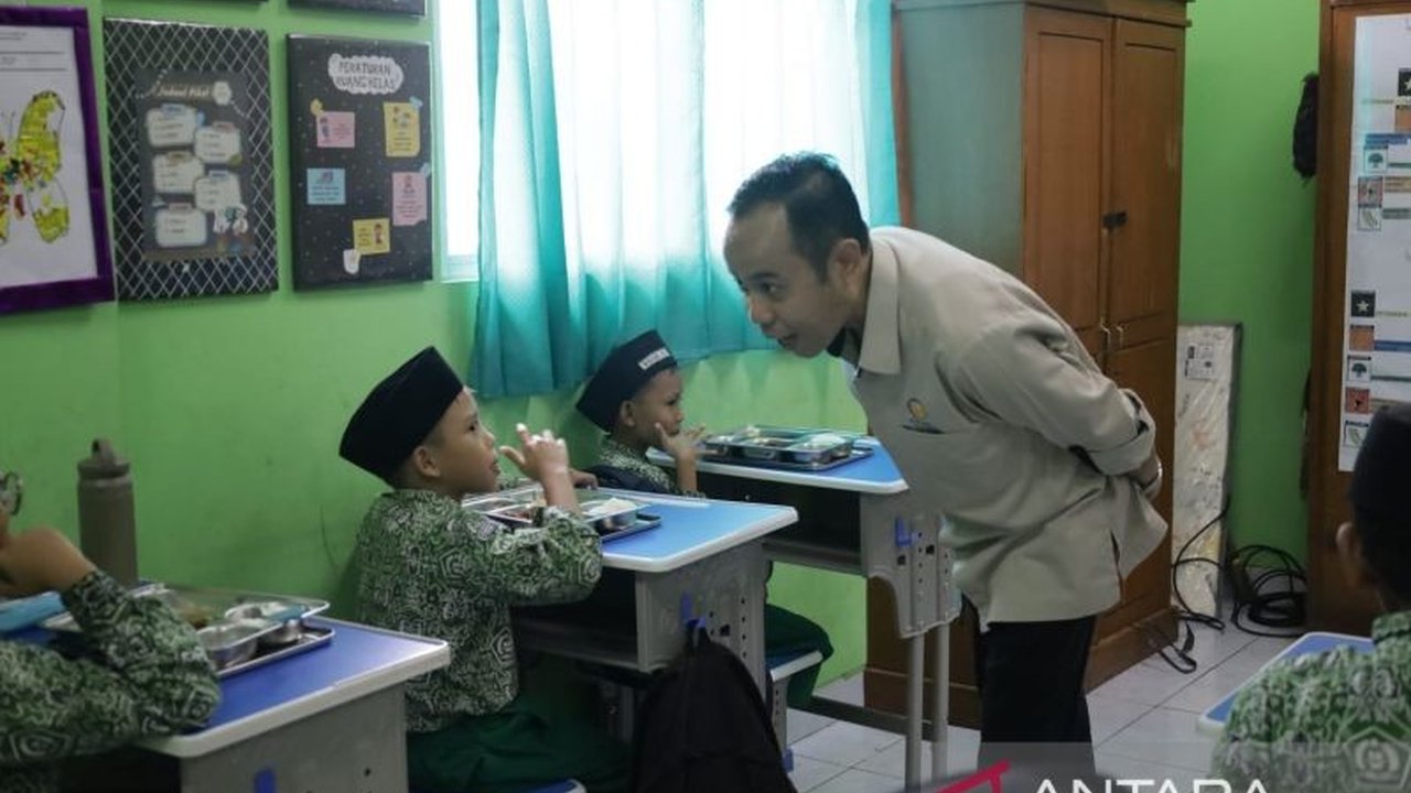 Komisi Perlindungan Anak Indonesia (KPAI) mendesak pengawasan ketat Program Makan Bergizi Gratis (MBG) setelah ratusan siswa di Bandung keracunan, dan mendorong sinergi dengan Badan Gizi Nasional.