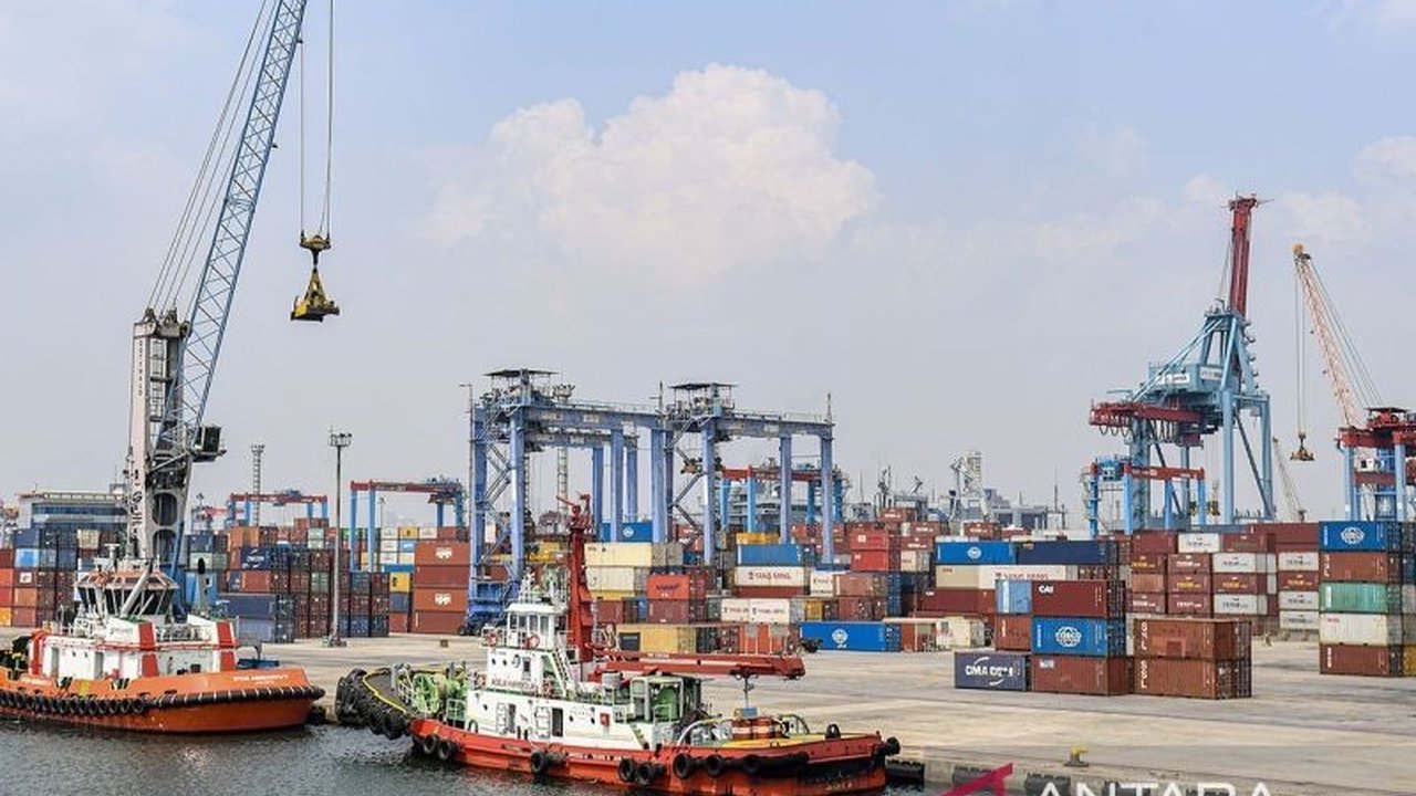 Penerapan tarif impor baru oleh Presiden Amerika Serikat Donald Trump berpotensi berdampak signifikan terhadap ekonomi Jakarta, terutama sektor ekspor, meskipun saat ini dampaknya belum terlihat secara langsung.