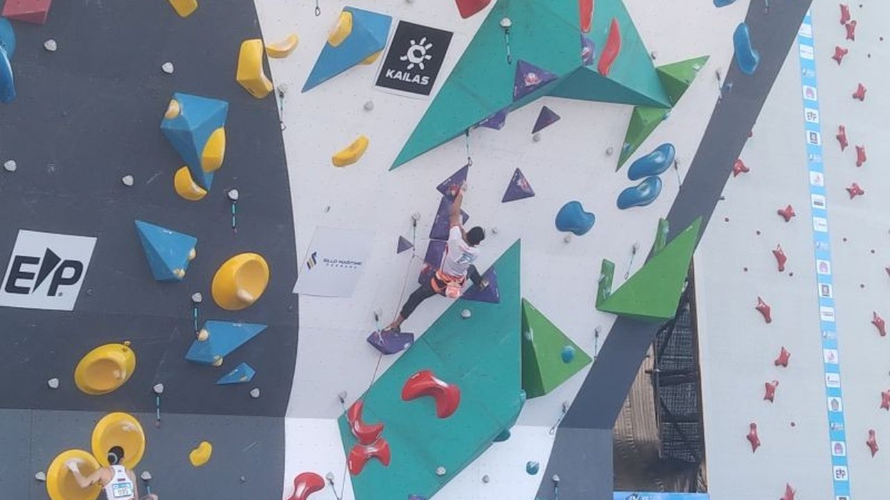 Tiga atlet panjat tebing putra Indonesia melaju ke semifinal Piala Dunia Panjat Tebing 2025 di Bali,  menunjukkan peningkatan prestasi di kancah internasional.