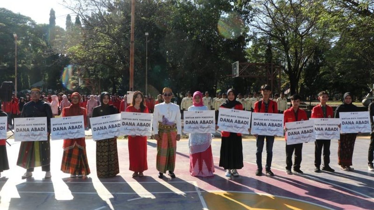 Universitas Hasanuddin (Unhas) menyalurkan bantuan biaya pendidikan senilai Rp1 juta kepada 300 mahasiswa kurang mampu dalam rangka memperingati Hari Pendidikan Nasional (Hardiknas) 2025, menunjukkan komitmen kampus terhadap peningkatan akses pendidikan.