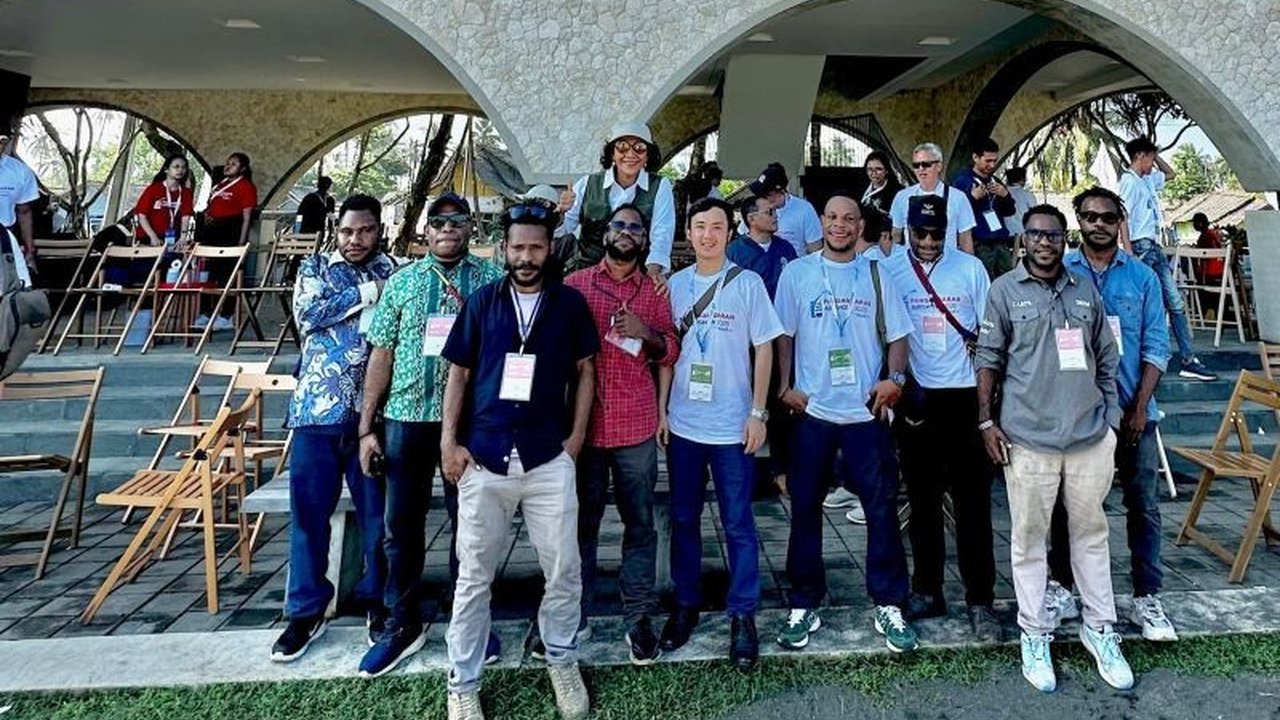 Yayasan Pemberdayaan Masyarakat Amungme dan Kamoro (YPMAK) memanfaatkan Hari Pendidikan Nasional (Hardiknas) untuk menegaskan komitmennya dalam membuka akses pendidikan berkualitas bagi anak-anak Papua, khususnya dari Suku Amungme dan Kamoro.