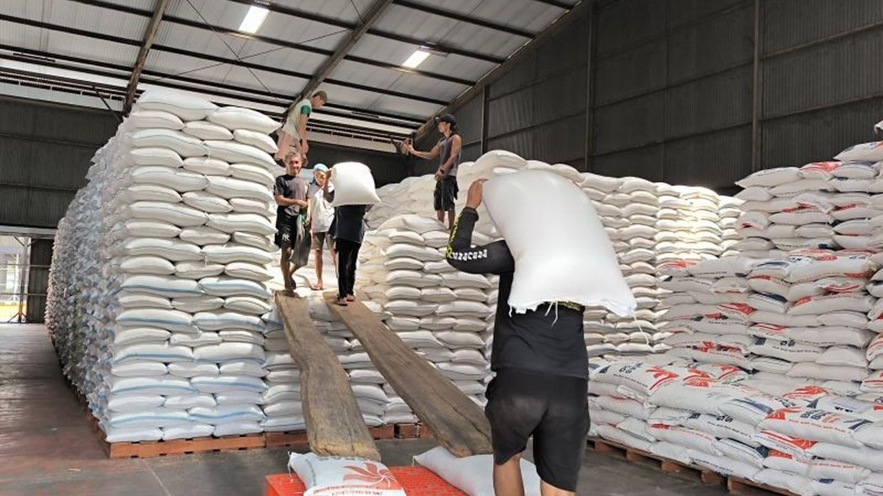 Perum Bulog Kanwil Jatim menyewa gudang tambahan berkapasitas 150.919 ton untuk menampung gabah petani selama panen raya, demi menjaga stabilitas harga dan penyerapan optimal.