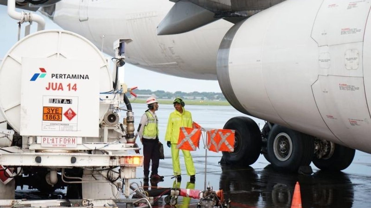 Pertamina Patra Niaga Jatimbalinus memastikan pasokan avtur aman untuk penerbangan haji Embarkasi Surabaya di Bandara Juanda, siap melayani 194 kloter jemaah haji dengan total 8.200 kiloliter avtur.