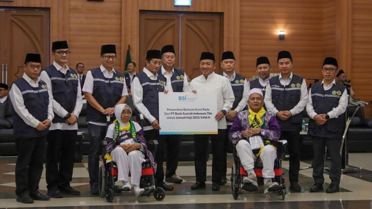 Bank Syariah Indonesia (BSI) menyediakan kursi roda bagi jamaah haji lansia, sebagai bentuk komitmen memberikan pelayanan terbaik dan mendukung ibadah haji yang nyaman dan khidmat.