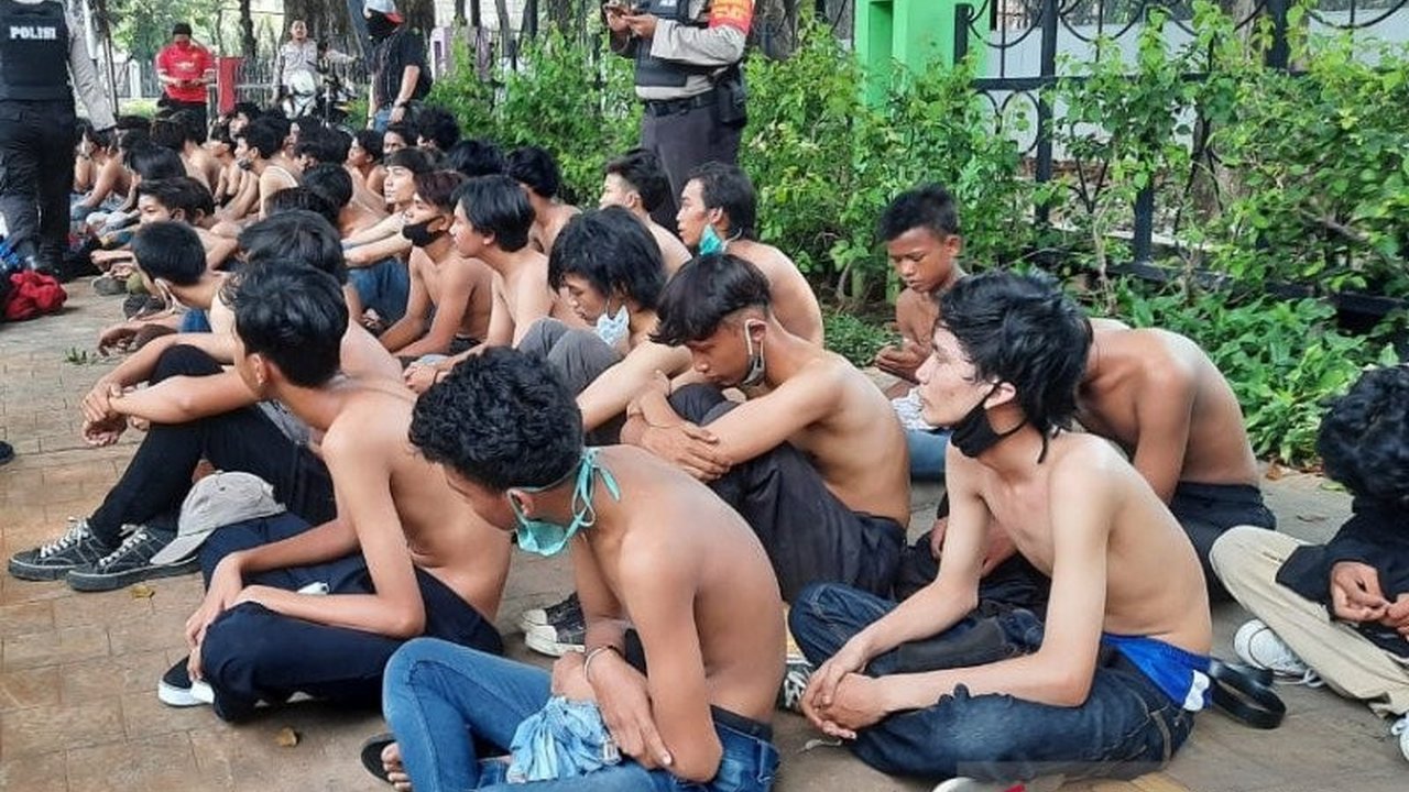 Polda Metro Jaya menangkap 14 pendemo anarkis yang diduga berasal dari kelompok Anarko, yang melempari kendaraan di jalan tol pada peringatan Hari Buruh Internasional.