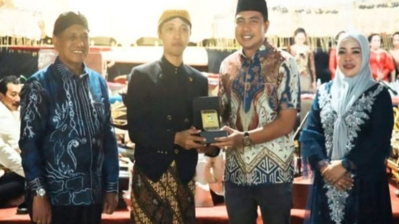 Pemerintah Kabupaten Tanah Laut memberikan dukungan penuh terhadap warga transmigrasi dalam membangun dan memajukan Desa Gunung Melati, Kecamatan Batu Ampar, Kalimantan Selatan, ditandai dengan perayaan 49 tahun kedatangan mereka.