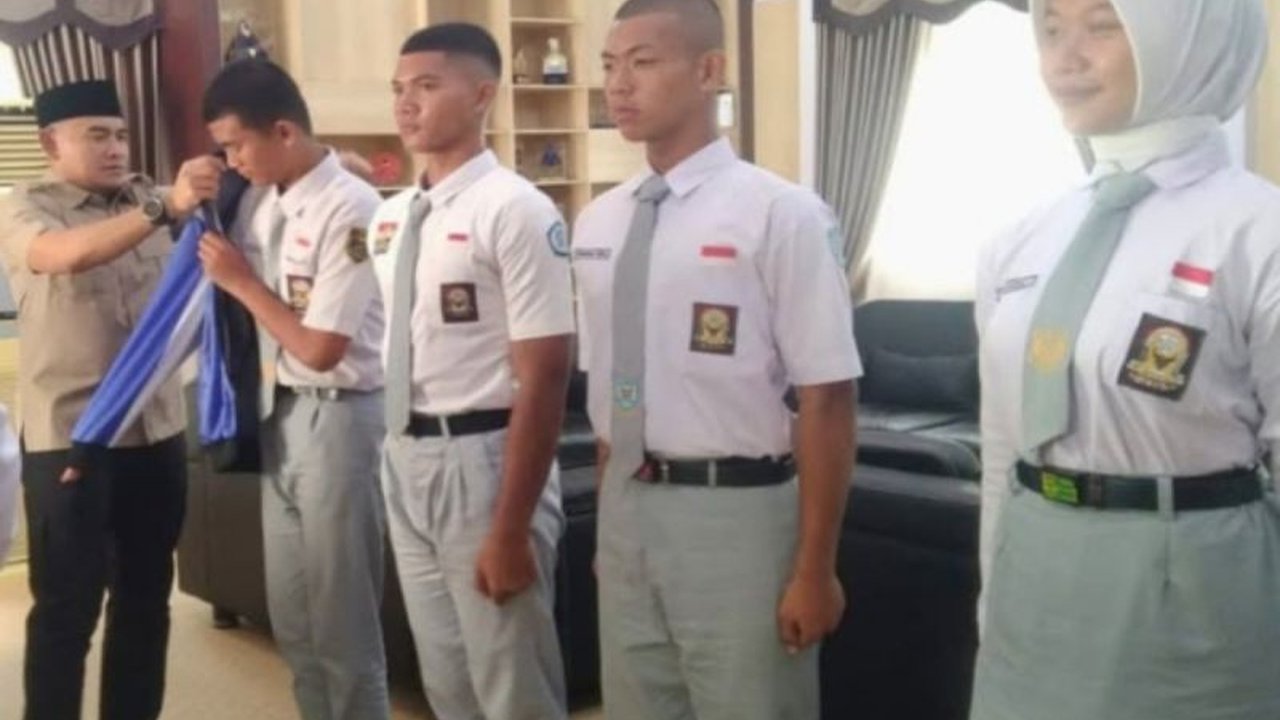 Enam siswa SMA Tanah Laut dilepas Bupati Rahmat Trianto untuk mengikuti seleksi Paskibraka tingkat Provinsi Kalimantan Selatan tahun 2025, membawa harapan mengharumkan nama daerah.