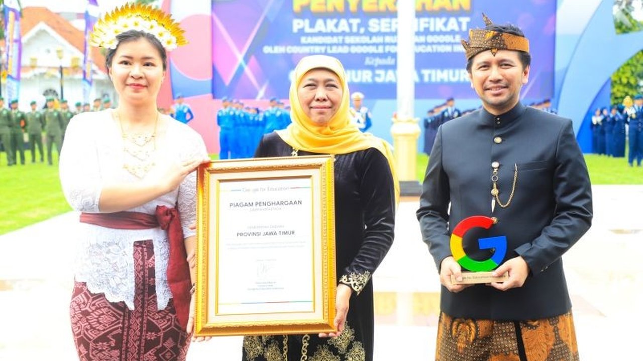Google for Education Indonesia menobatkan Jawa Timur sebagai pelopor transformasi digital pendidikan berkat program Kandidat Sekolah Rujukan Google (KSRG), dengan SMKN 12 Surabaya sebagai sekolah rujukan pertama di Indonesia.