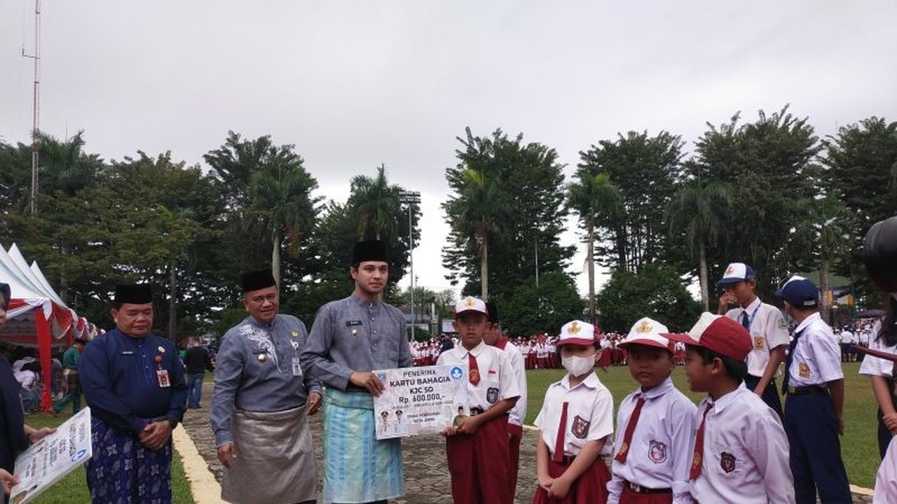 Pemkot Jambi menyalurkan beasiswa Kartu Bahagia senilai total miliaran rupiah kepada 2.000 siswa SD dan SMP dalam rangka Hari Pendidikan Nasional 2025, guna membantu anak dari keluarga kurang mampu.