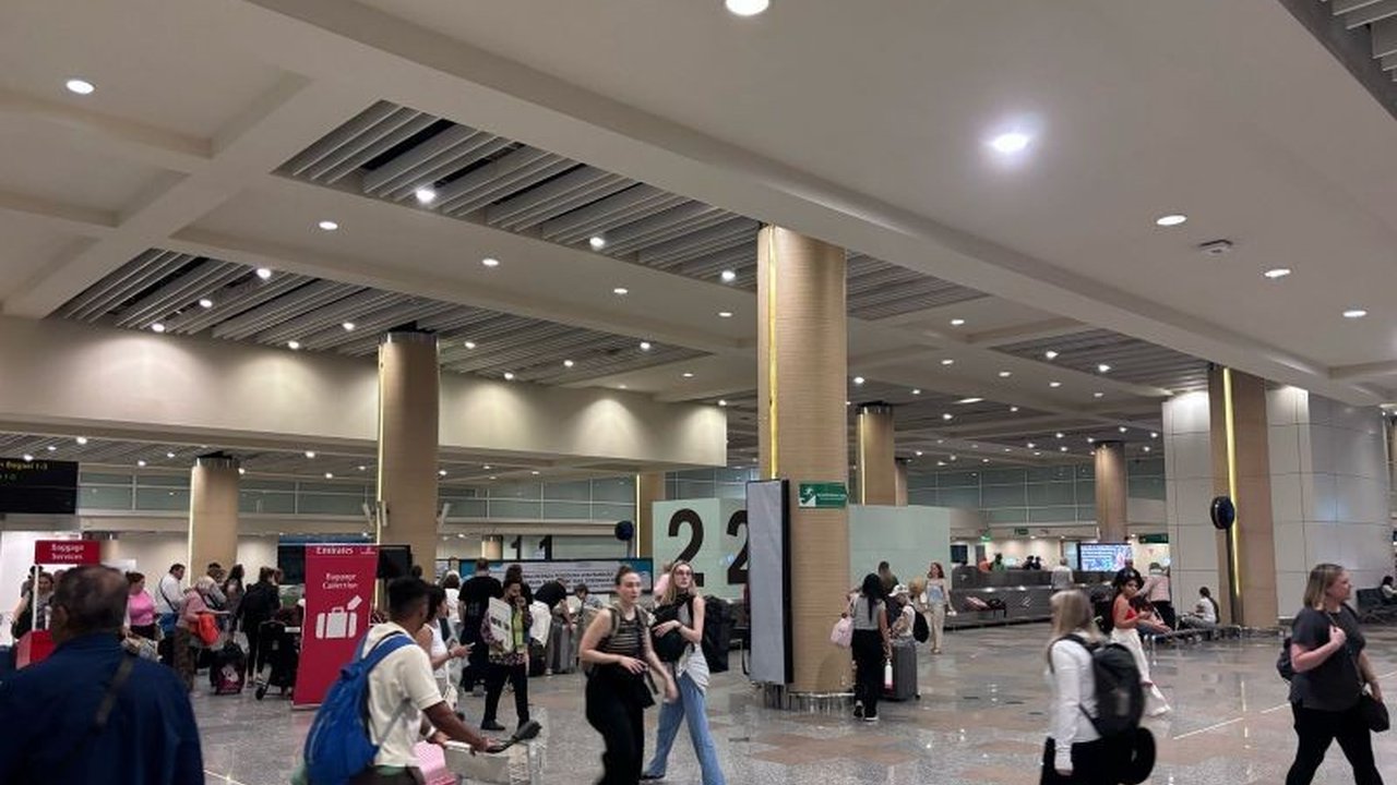 Pemadaman listrik di Bali akibat gangguan kabel laut tak mengganggu operasional Bandara Ngurah Rai berkat genset cadangan, meski sempat terjadi sedikit keterlambatan penerbangan.