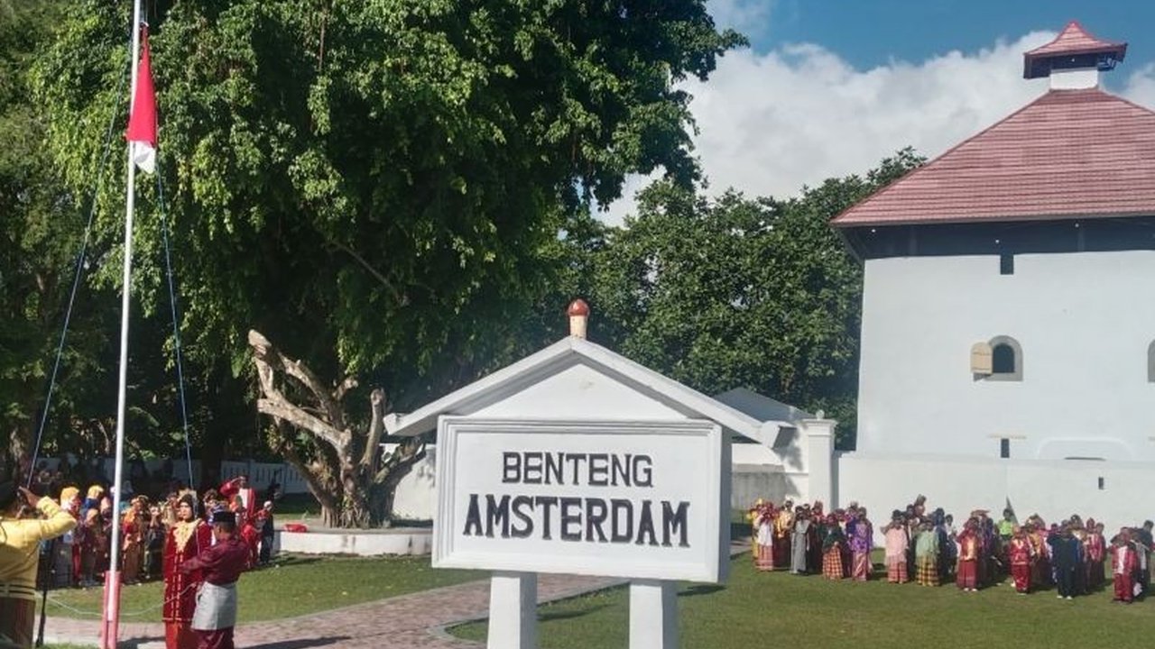 Tujuh SD di Negeri Hila, Maluku Tengah, rayakan Hardiknas 2025 di Benteng Amsterdam dengan berbagai pertunjukan seni budaya, menanamkan nilai sejarah dan budaya lokal pada siswa.