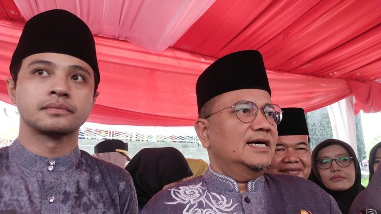 Pemkot Jambi meluncurkan program Sekolah Digital Bahagia pada Hardiknas 2025 untuk mentransformasi pendidikan berbasis digital di 74 SMP dan 202 SD di Kota Jambi.