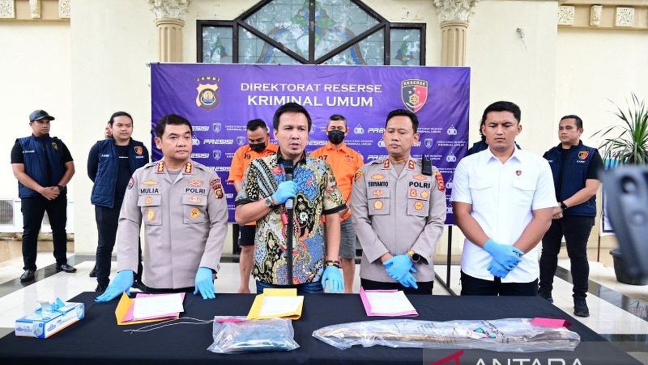 Polda Jambi menetapkan dua sekuriti sebagai tersangka pengeroyokan dua warga Suku Anak Dalam (SAD) di Tebo, Jambi, yang mengakibatkan satu korban meninggal dunia.