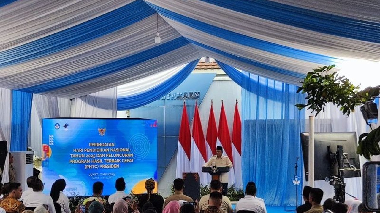 Presiden Prabowo Subianto menginstruksikan pembangunan 25 ribu gudang darurat untuk mengatasi melimpahnya produksi jagung dan beras nasional, sebagai solusi sementara sebelum gudang koperasi desa rampung.