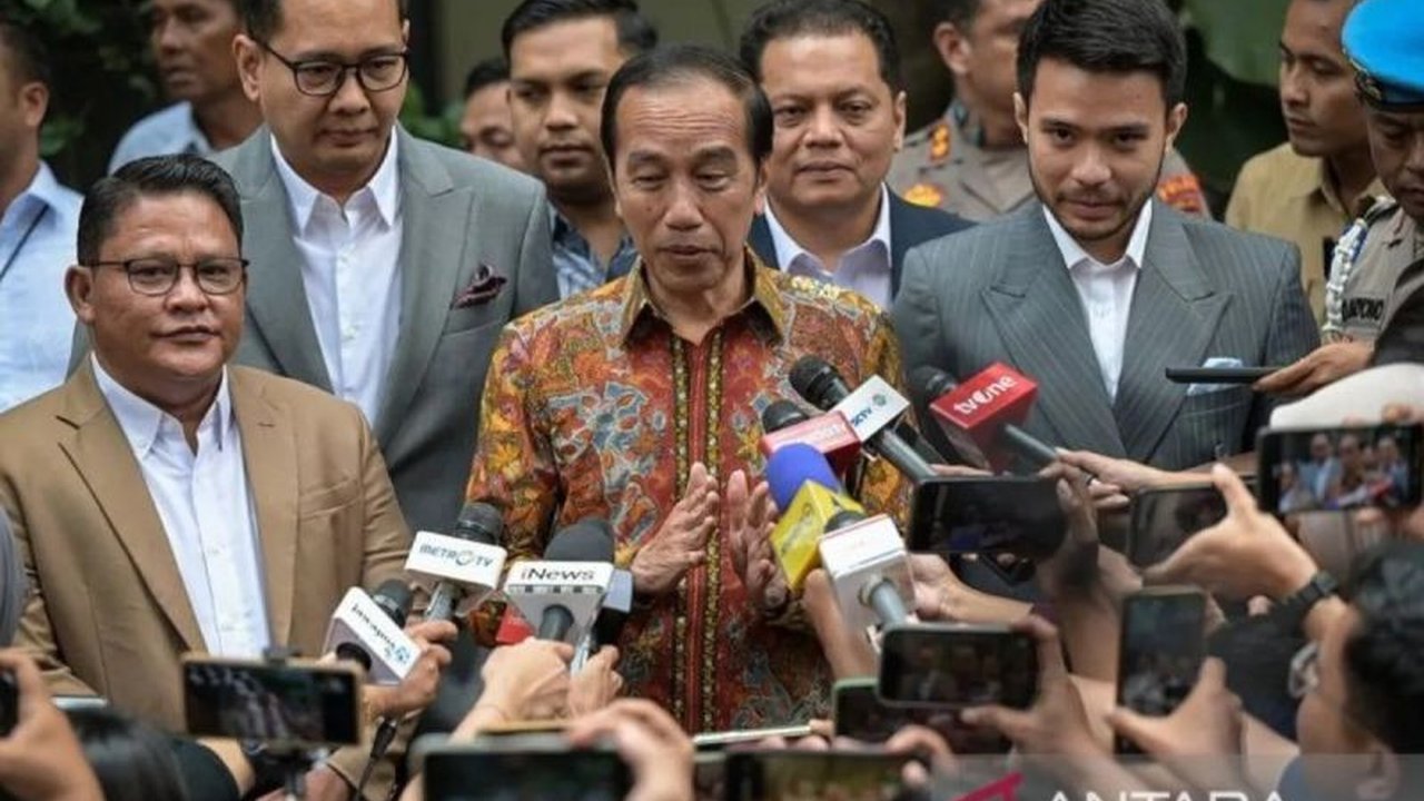 Roy Suryo dilaporkan ke polisi atas pernyataannya yang menuduh ijazah Presiden Jokowi palsu, dan kini pihak berwajib tengah melakukan penyelidikan.