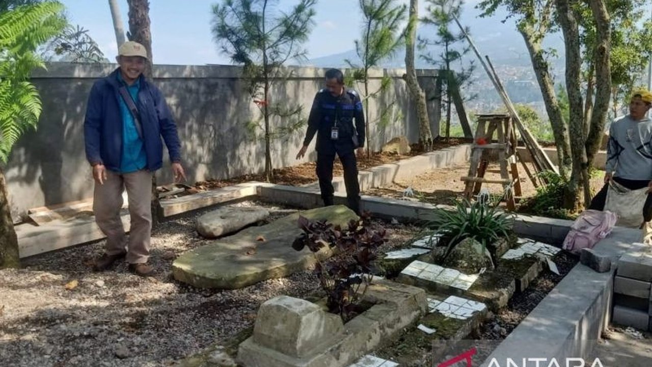 Dinas Kebudayaan dan Pariwisata Cianjur menghentikan penataan lahan dekat Situs Gunung Kasur karena pemilik lahan tidak mengantongi izin dan dikhawatirkan merusak zona inti cagar budaya tersebut.