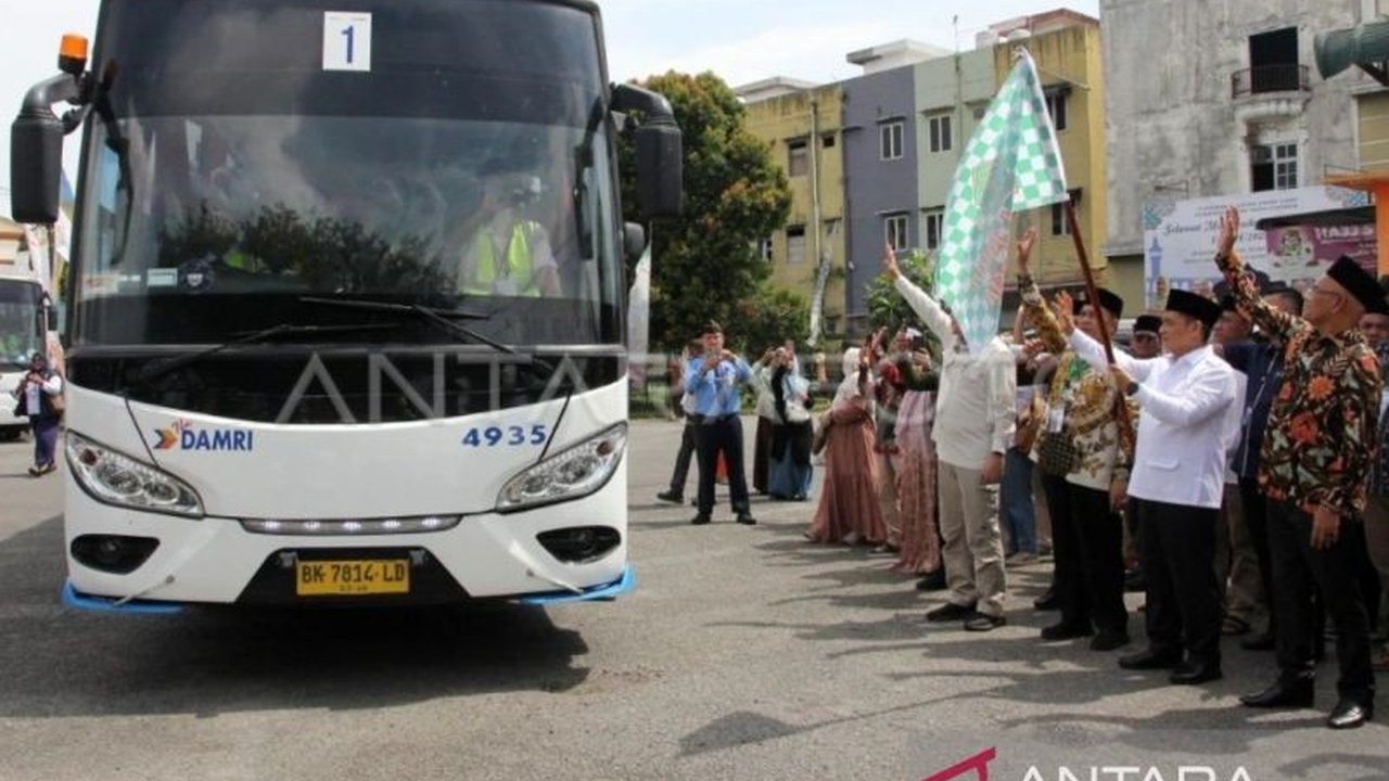 Wakil Menteri Agama RI melepas keberangkatan 358 jamaah calon haji Kloter 1 Embarkasi Medan, dengan jamaah termuda 19 tahun dan tertua 83 tahun, menuju Tanah Suci untuk menunaikan ibadah haji.