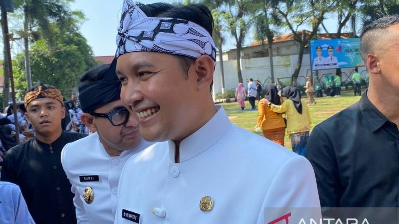 Pemerintah Kabupaten Cianjur menerapkan program pembinaan di barak bagi siswa bermasalah, bekerja sama dengan Kodim 0608 Cianjur, untuk mengatasi masalah seperti tawuran, penyalahgunaan narkoba, dan penyimpangan seksual.