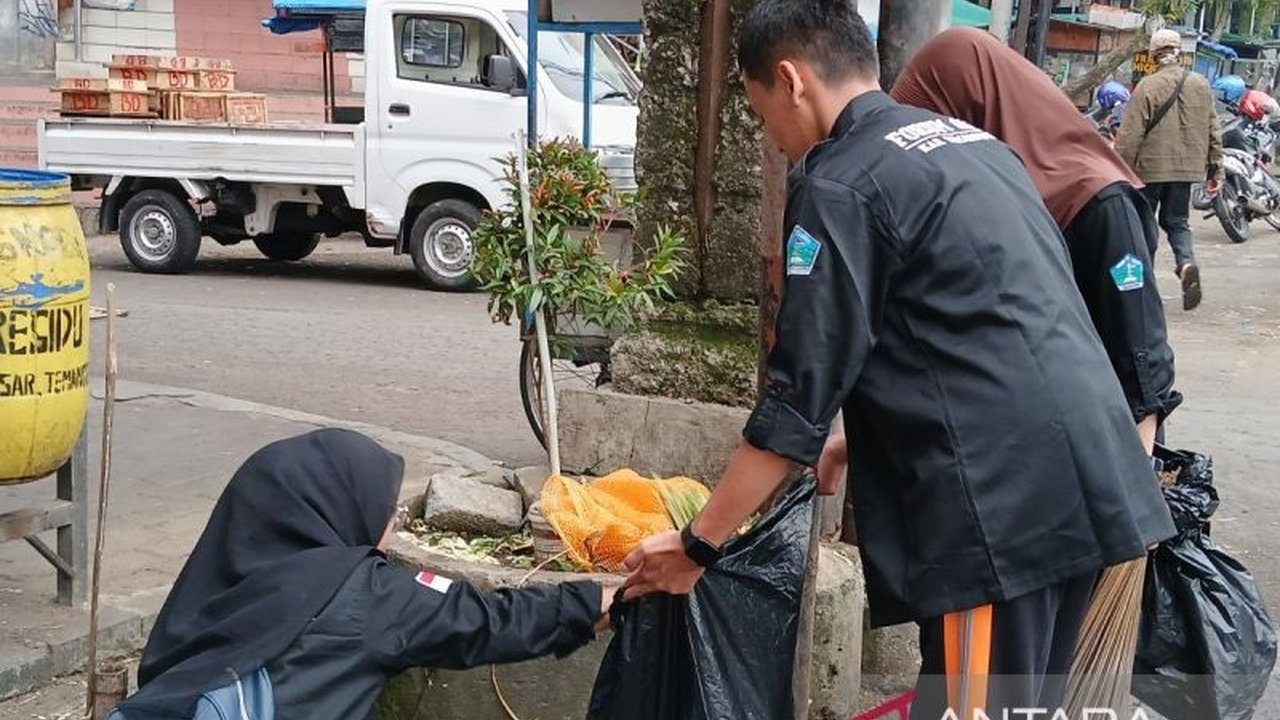 Forum OSIS Kabupaten Temanggung peringati Hardiknas 2025 dengan aksi bersih-bersih di Pasar Kliwon, Temanggung, guna meningkatkan kesadaran akan pentingnya kebersihan lingkungan.