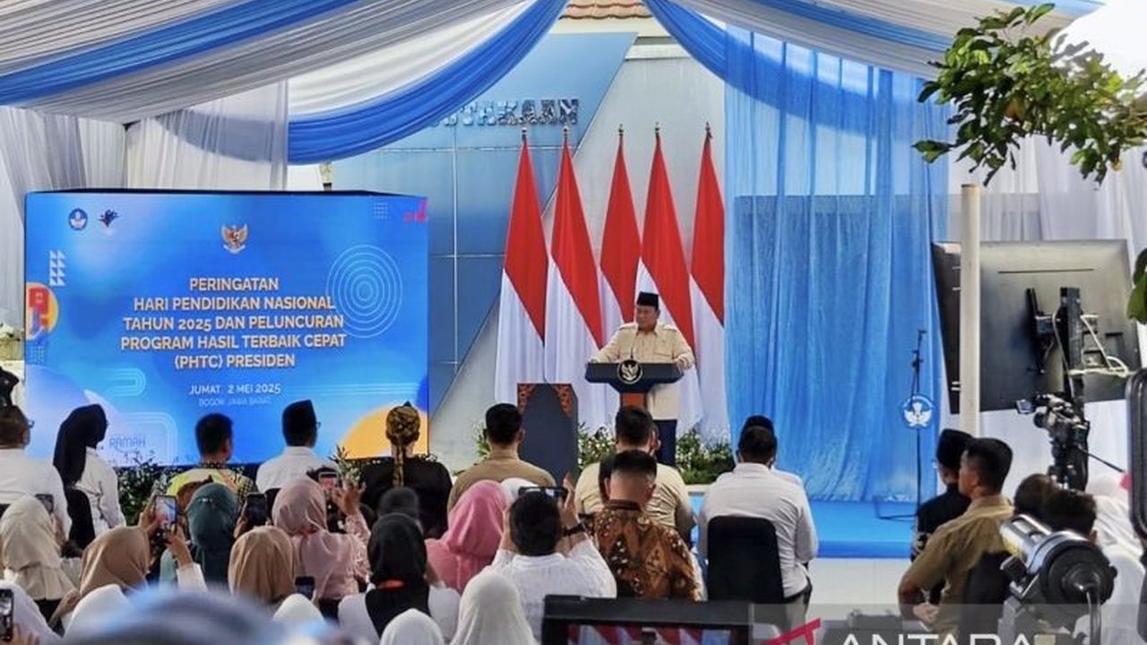 Presiden Prabowo Subianto dalam peringatan Hardiknas 2025 di Bogor menekankan pentingnya peningkatan kualitas pendidikan di Indonesia dengan memastikan anggaran pendidikan tepat sasaran dan memperbaiki ribuan sekolah rusak.
