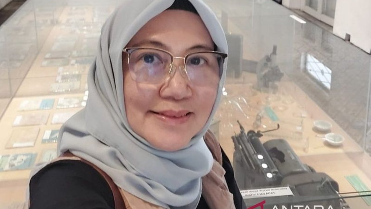 Kepala Pusat Riset Pendidikan BRIN, Trina Fizzanty, menekankan perkembangan positif dan tantangan sistem pendidikan Indonesia dalam peringatan Hardiknas 2025, serta upaya pemerintah dalam pemerataan akses pendidikan.