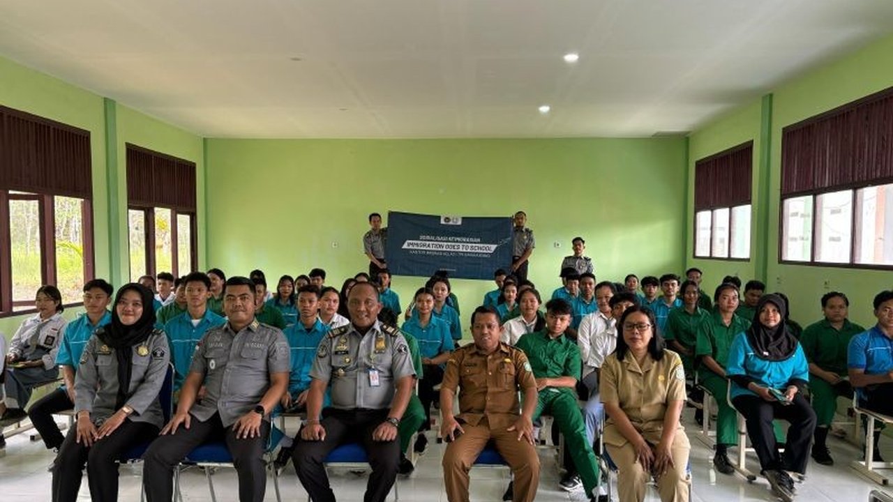 Kantor Imigrasi Singkawang melakukan sosialisasi keimigrasian di SMK Negeri 1 Jagoi Babang, Bengkayang, Kalimantan Barat, guna memberikan edukasi regulasi keimigrasian dan pencegahan TPPO.