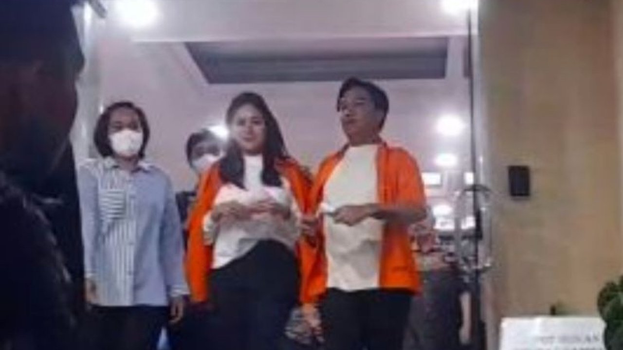 Polda Metro Jaya memperpanjang penahanan Nikita Mirzani dan asistennya selama 30 hari terkait kasus dugaan pemerasan dan pengancaman terhadap dokter berinisial RG; penyidik masih melengkapi berkas perkara.