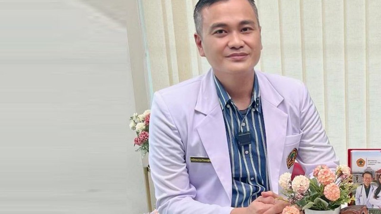 Pakar kesehatan memperingatkan peningkatan kasus diabetes pada usia muda di Indonesia, disebabkan pola hidup tidak sehat dan konsumsi gula berlebih, mengancam komplikasi serius di kemudian hari.