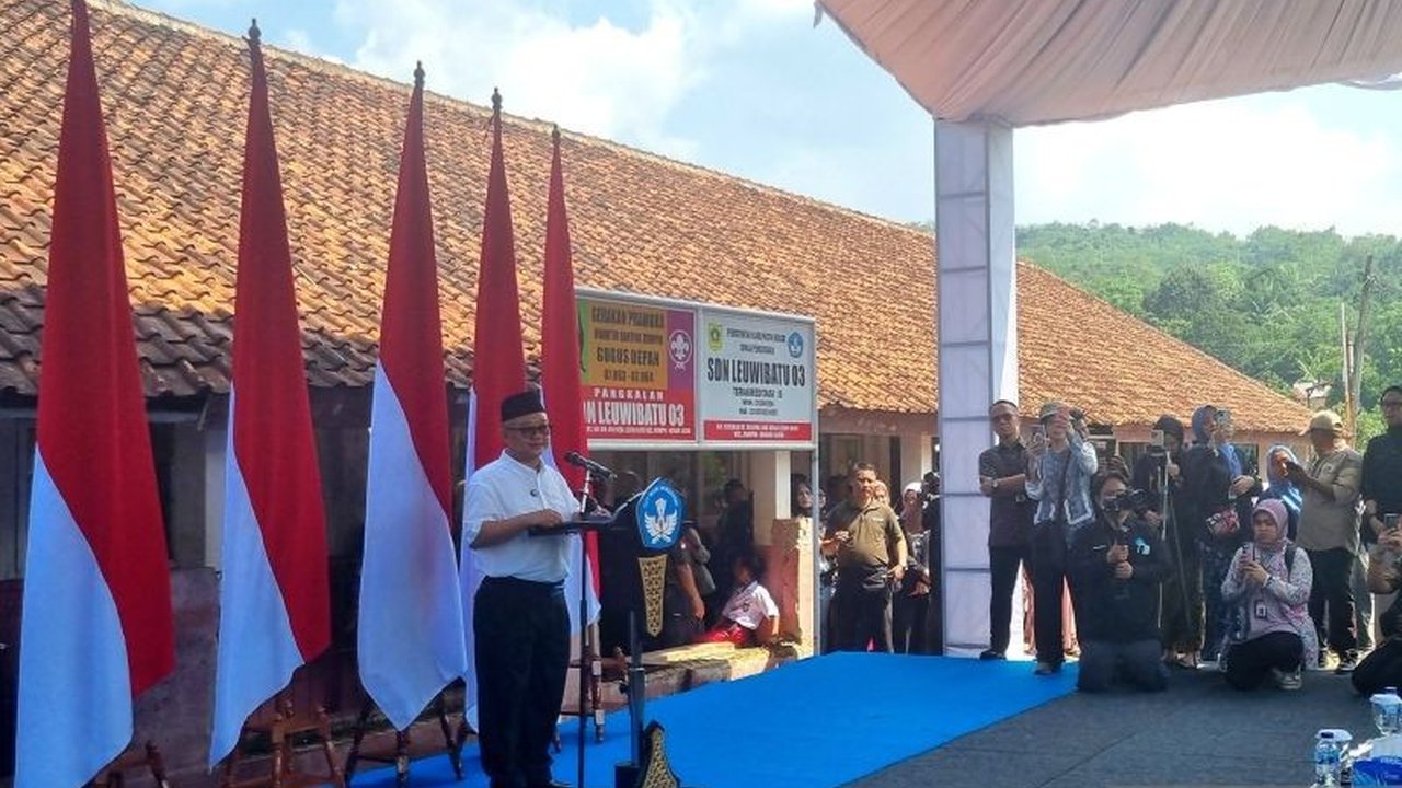 Menteri Pendidikan Dasar dan Menengah, Abdul Mu'ti, memperingatkan bahaya putus sekolah, khususnya bagi anak dari keluarga kurang mampu, dan mengumumkan program bantuan pendidikan pemerintah.