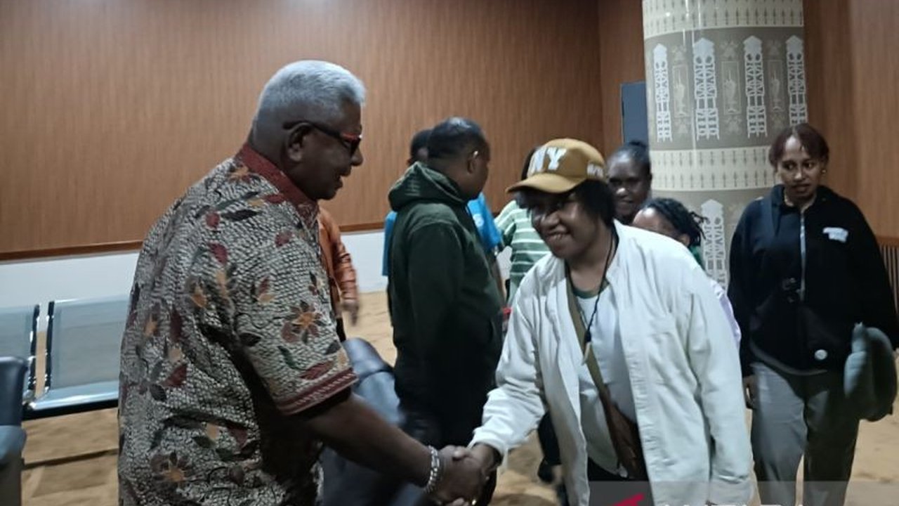 Pemerintah Kabupaten Mimika memulangkan 21 pencari kerja Orang Asli Papua (OAP) yang diduga ditelantarkan oleh PT HAL di Jakarta,  mengungkapkan pentingnya koordinasi perusahaan dengan pemerintah daerah.