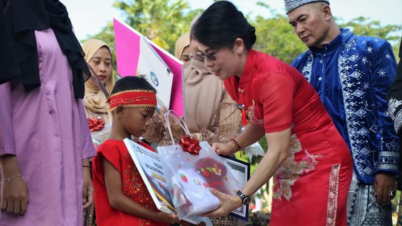 Pemerintah Kota Singkawang menyalurkan bantuan beasiswa dan seragam sekolah kepada 1000 siswa kurang mampu dalam rangka memperingati Hari Pendidikan Nasional 2025.