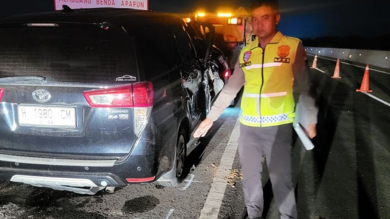 Kecelakaan antara mobil anggota DPR Alamudin Dimyati Rois dan sebuah truk di Tol Pemalang menewaskan dua penumpang, sementara anggota DPR dan pengemudi mengalami luka-luka.