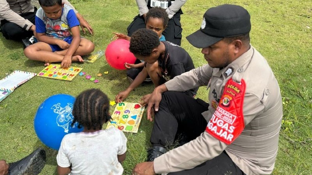 Satgas SI-IPAR Polres Yalimo memberikan pelajaran berhitung dasar kepada anak-anak di Elelim, Kabupaten Yalimo, Papua Pegunungan, sebagai bentuk kepedulian dan peningkatan kualitas pendidikan.