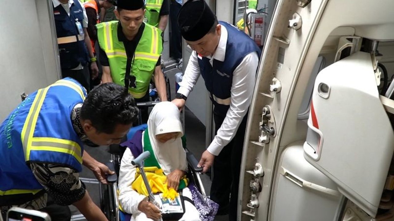 Garuda Indonesia memulai penerbangan haji 2025 dengan menerbangkan 4.158 jamaah dari lima embarkasi menuju Tanah Suci, menandai dimulainya musim haji tahun ini dengan layanan prima bagi para jamaah.