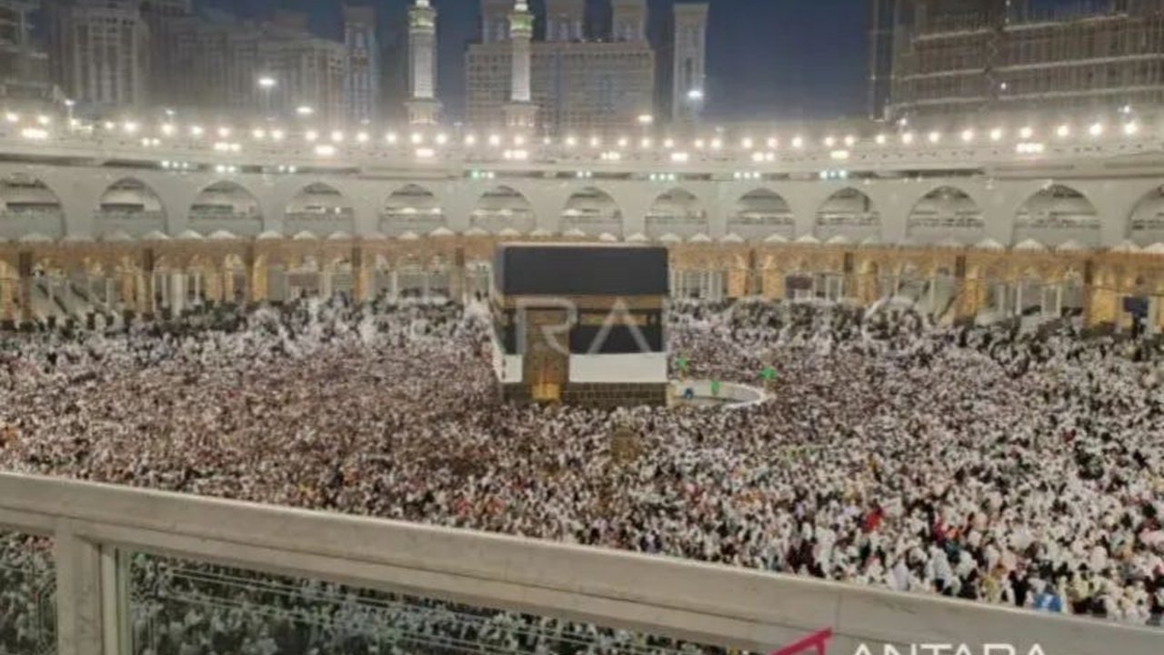 Sebanyak 450 calon haji Kota Yogyakarta telah melunasi Bipih dan siap diberangkatkan ke Tanah Suci pada tahun 2025, meskipun terdapat kekurangan kuota dari target awal.