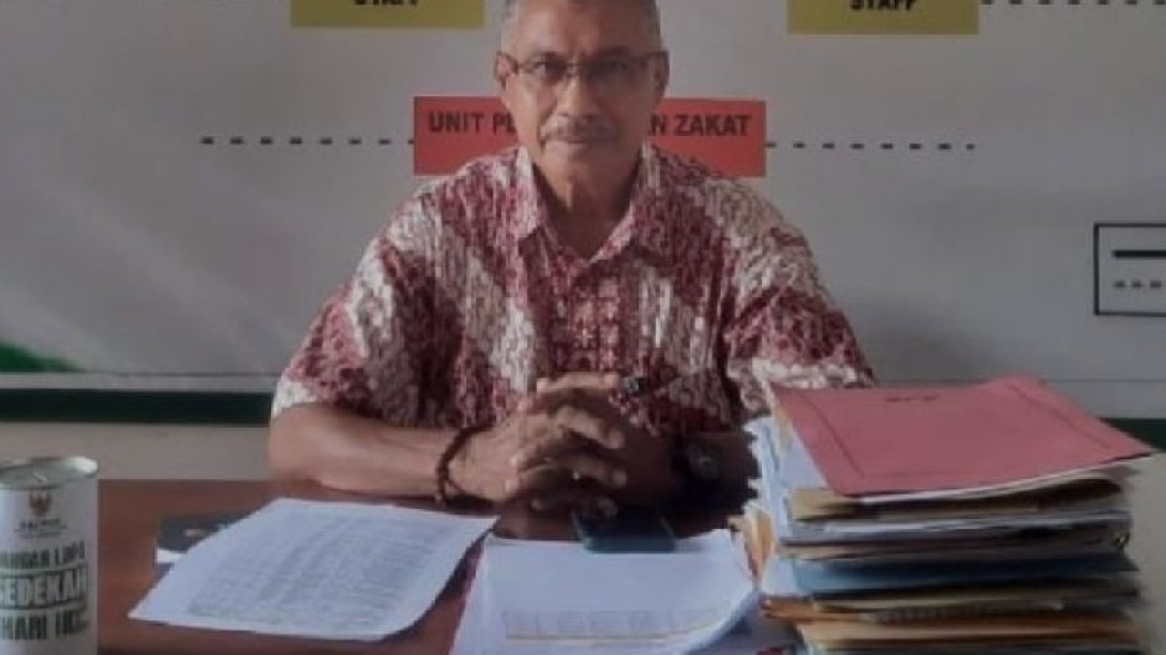 Baznas Kota Jayapura menyalurkan beasiswa kepada 113 pelajar berprestasi dari keluarga kurang mampu melalui program 'Jayapura Cerdas', serta bantuan modal usaha bagi 8 UMKM dalam program 'Jayapura Sejahtera'.