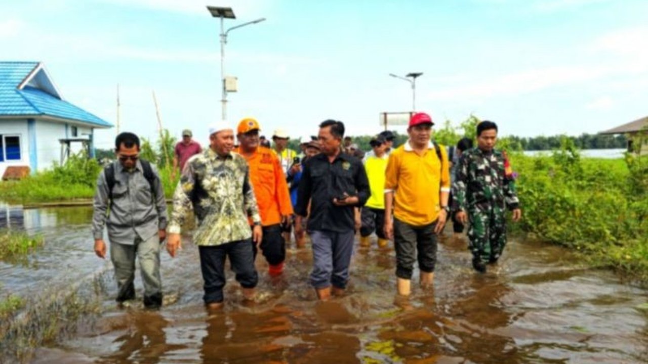 Bupati Barito Kuala, Kalimantan Selatan, menjanjikan perbaikan rumah warga yang terdampak banjir di Kecamatan Kuripan, setelah 1.268 rumah terendam akibat luapan air kiriman dari Kalimantan Tengah.
