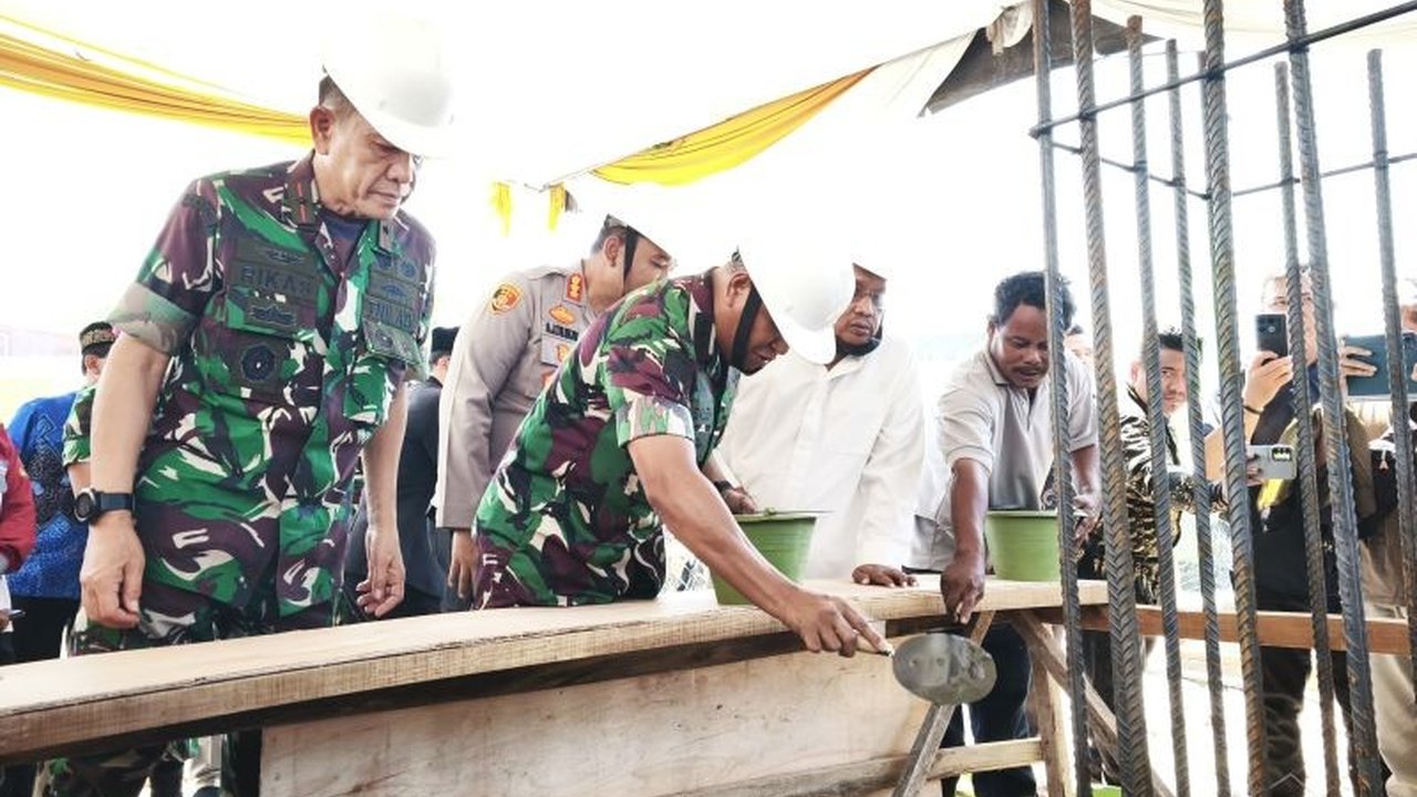 TNI Angkatan Darat (TNI AD) membangun sekolah gratis di Pondok Pesantren Riyadus Sholihin, Lampung, sebagai bentuk dukungan terhadap kemajuan pendidikan bagi masyarakat kurang mampu, selaras dengan kebijakan pimpinan TNI AD untuk berkolaborasi dengan pond