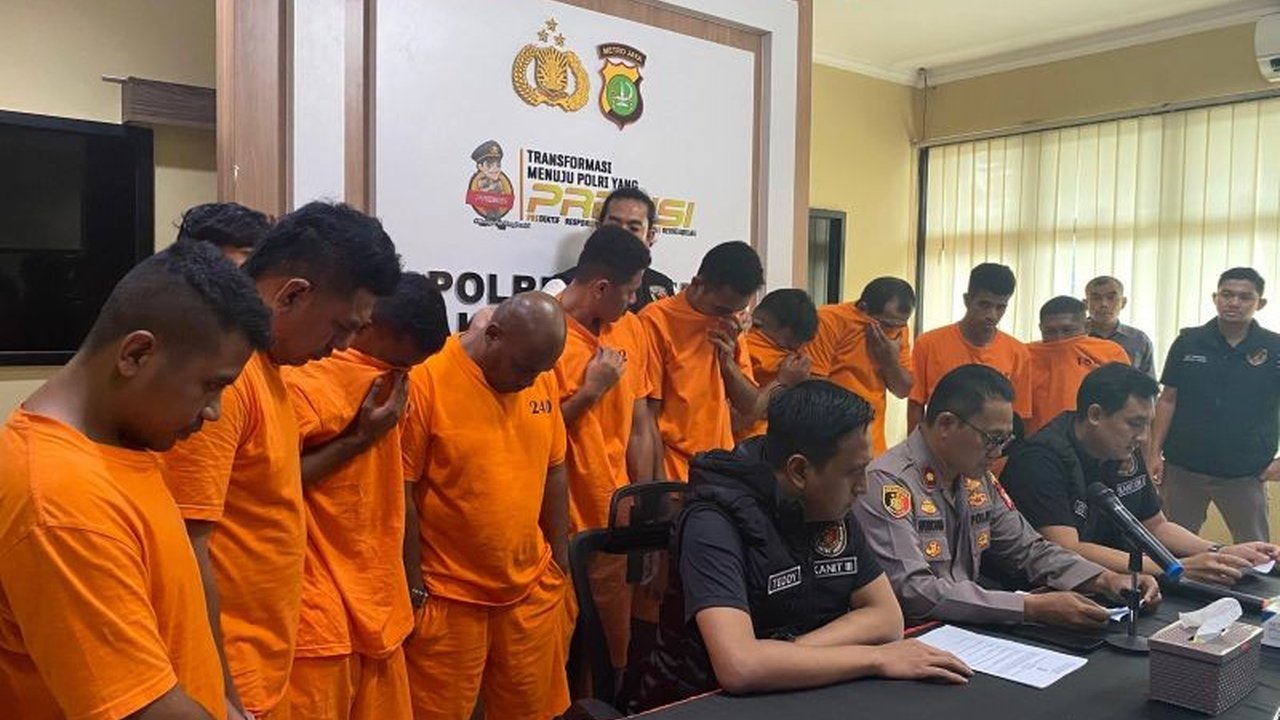 Polisi menetapkan 10 tersangka dalam penyerangan di Kemang, Jakarta Selatan, terkait perebutan lahan yang melibatkan senjata api dan senjata tajam, dengan ancaman hukuman penjara puluhan tahun.