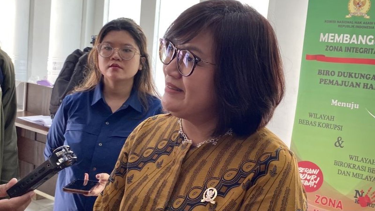 Komnas HAM tegas menolak wacana Gubernur Jawa Barat yang mensyaratkan vasektomi untuk mendapatkan bansos, menyebutnya sebagai pelanggaran hak asasi dan privasi.