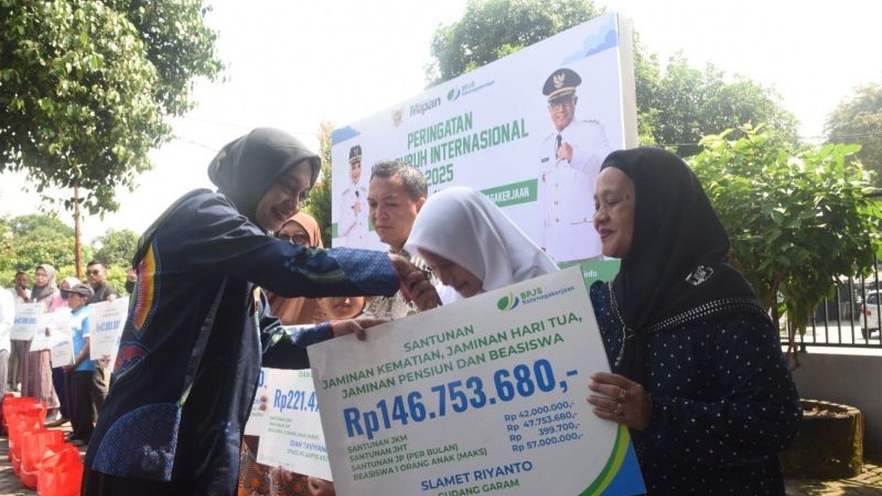 Pemerintah Kota Kediri menyalurkan santunan kematian dari BPJS Ketenagakerjaan kepada 14 ahli waris pekerja yang meninggal dunia, dengan total mencapai Rp872.231.400.
